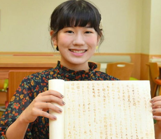 प्रोफेसर ने निबंध लिखने को दिया, छात्रा ने थमा दिया कोरा कागज, मिले फुल मार्क्स