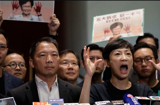 बिल का विरोध कर रहे विपक्षी नेता पर हथौड़ों से हमला, PHOTO वायरल