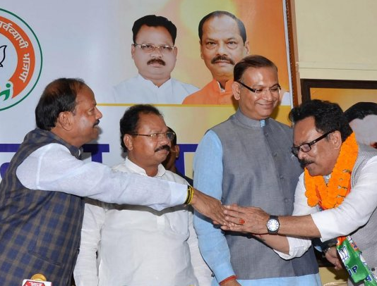 झारखंड में कांग्रेस को बड़ा झटका, 6 विधायक BJP में शामिल, सीएम ने दिलाई सदस्यता