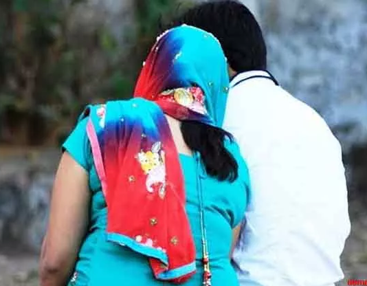 प्रेमिका से मिलने गए प्रेमी की जबरदस्त पिटाई, Video हुआ वायरल