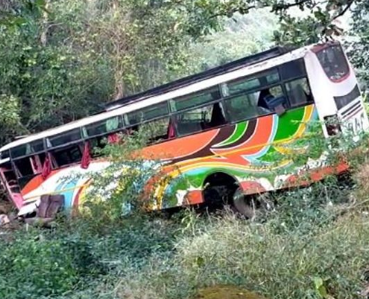 पुणे: मुंबई हाइवे पर अनियंत्रित बस खाई में गिरी, 5 यात्रियों की मौत, कई जख्मी