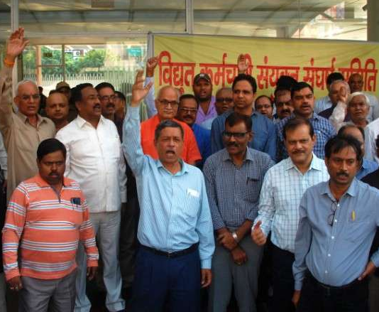 PF घोटाला: विरोध में उतरे बिजली कर्मचारी, UPPCL चैयरमैन की गिरफ्तारी की मांग पर अड़े