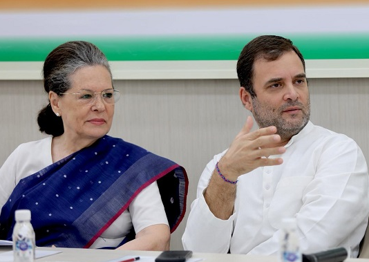 BJP-शिवसेना में जारी जंग के बीच सोनिया गांधी से मिले कांग्रेस के बड़े नेता