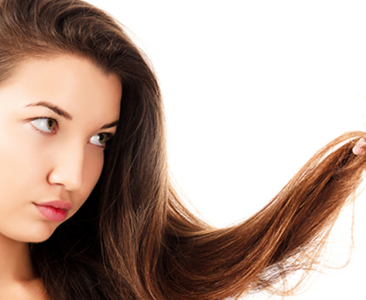 बालों की रूसी और खुजली से हैं परेशान, तो एक बार जरुर अजमाएं फलों से बना ये पैक