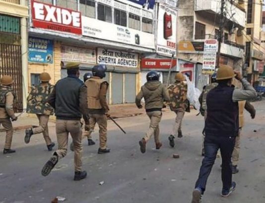 CAA हिंसा: यूपी के एसपी का वीडियो वायरल, मुस्लिम प्रदर्शनकारियों से बोले पाकिस्तान चले जाओ !