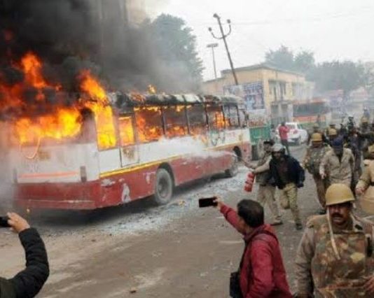CAA Protest: यूपी में SP सांसद समेत 17 के खिलाफ दर्ज हई FIR !