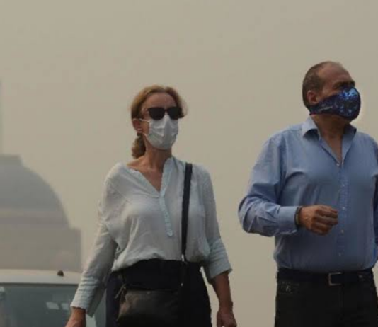 Australia: जंगलों में लगी आग से लोगों का घुट रहा दम, घर में कैद रहने को मजबूर