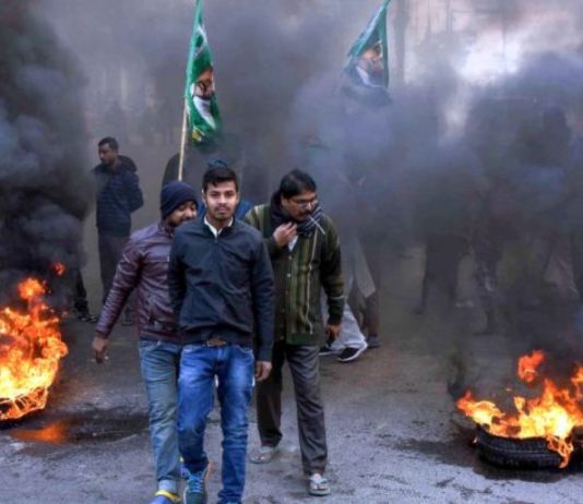 CAA Protest in Bihar: बंद समर्थकों ने बसों में की तोड़फोड़, राहगीरों पर भी भांजी लाठियां