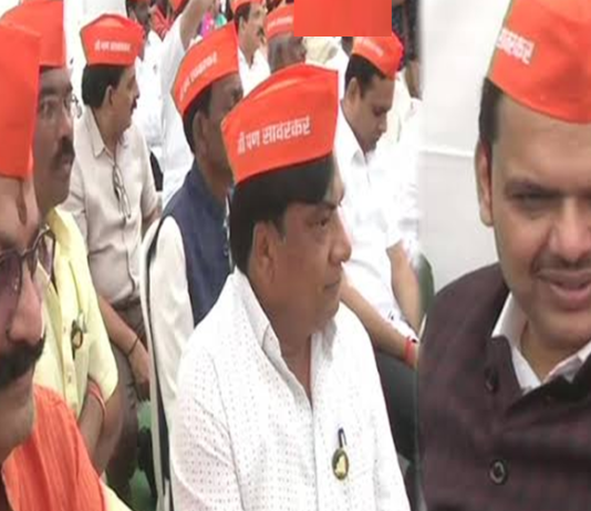 ‘मैं सावरकर हूं’ की टोपी लगाकर विधानसभा पहुंचे फडणवीस और BJP विधायक