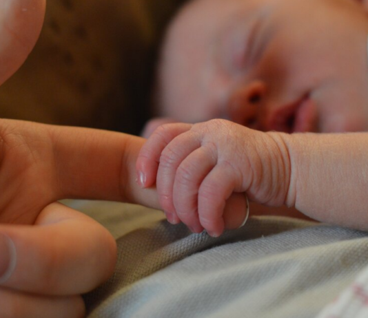 इस Lesbian Couple ने गर्भ में पल रहे बच्चे को दिया जन्म !