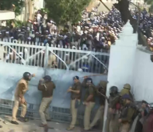 CAB: जामिया-AMU के बाद अब लखनऊ में छात्रों का उग्र प्रदर्शन, पुलिस पर किया पथराव