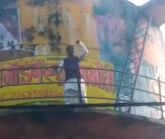 80 फीट ऊंची टंकी पर चढ़े पंडितजी, बोले- मुख्यमंत्री से कराओ बात, नहीं तो कूदकर जान दे देंगे !