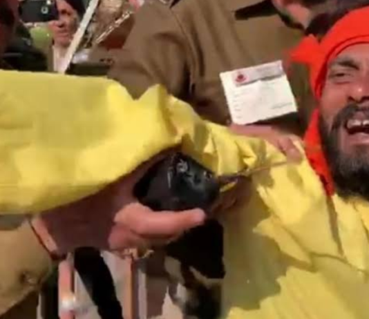 राजनाथ सिंह की सुरक्षा में भारी चूक, काफिले के सामने अचानक कूदा शख्स