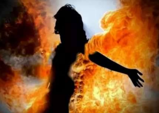 शादी का दबाव बना रही गर्भवती युवती को जिंदा जलाया, हालत गंभीर