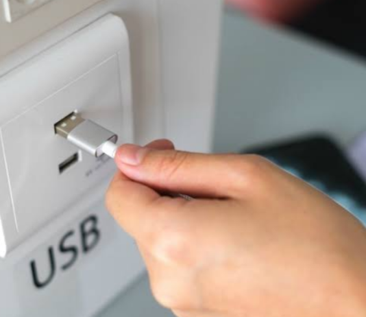 USB चार्जिंग से स्मार्टफोन चार्ज करते हैं तो खाली हो जाएगा आपका बैंक एकाउंट !