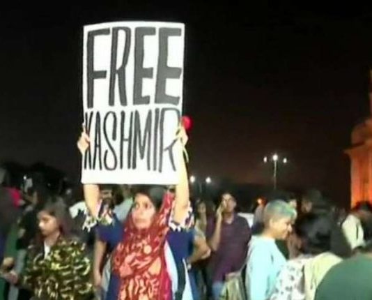 ‘Free Kashmir’ पोस्टर दिखाने वाली लड़की पर उद्धव सरकार लेगी ये बड़ा फैसला, BJP ने जताई नाराजगी