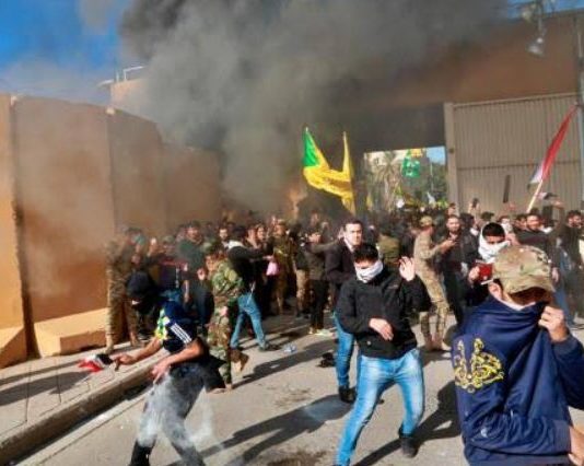 अमेरिका दूतावास पर हमला, प्रदर्शन कर रहे लोगों पर आंसू गैस का इस्तेमाल