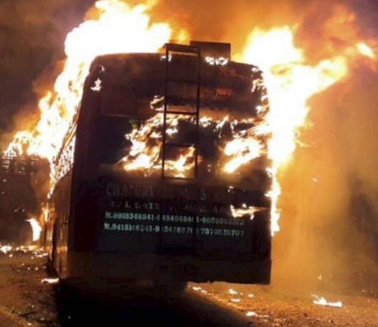 यूपी: जयपुर जा रही स्लीपर बस की ट्रक से हुई भिड़ंत, लगी भीषण आग, 10 से ज्यादा लोग जिंदा जले