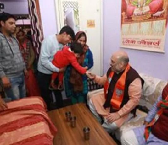अमित शाह ने BJP कार्यकर्ता के घर खाया खाना, केजरीवाल बोले- मैंने ही रखा इनका ख्याल