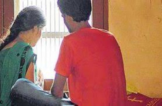 घर से भागकर रचाई थी शादी, अब बंद कमरे में हुई प्रेमी युगल की जबरदस्त पिटाई