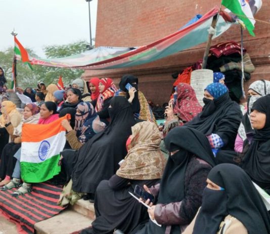 CAA-NRC के विरोध में दिल्ली की शाहीनबाग की तरह अब लखनऊ में महिलाओं और बच्चों ने शुरु किया प्रदर्शन