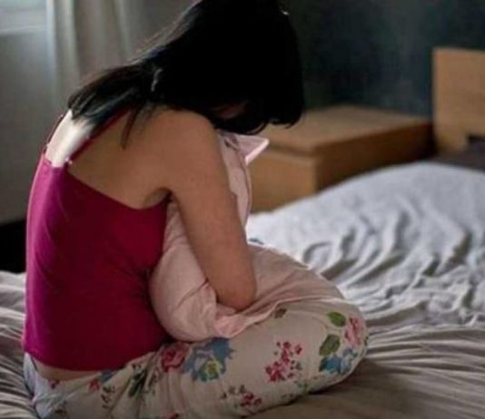 2 साथियों के साथ मिलकर पड़ोसी ने 18 साल की लड़की से किया गैंगरेप