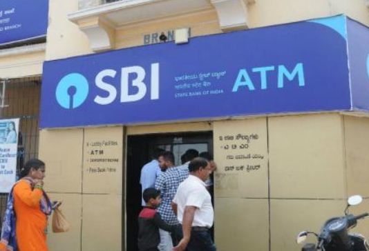 SBI ग्राहकों को लगा तगड़ा झटका, बैंक ने FD पर ब्याज दरों में की कटौती