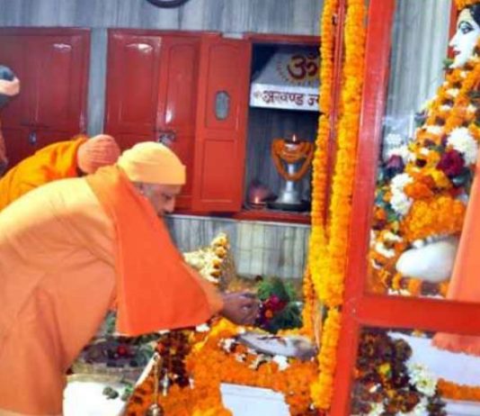 मकर संक्रांति पर CM योगी ने लगाया बाबा गोरखनाथ को भोग, लगे हर-हर महादेव के नारे !