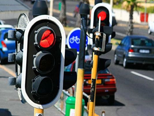 रेड लाइट पर किया ऐसा काम, तो मुश्किल का करना पड़ेगा सामना