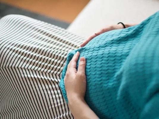 सुदंरता खत्म न हो जाए इसलिये मां नहीं बनने देता पति, महिला ने की शिकायत