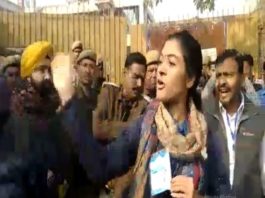 दिल्ली चुनाव में कांग्रेस की प्रत्याशी अलका लांबा ने AAP कार्यकर्ता को जड़ा थप्पड़, जाने किस बात को लेकर हुआ विवाद
