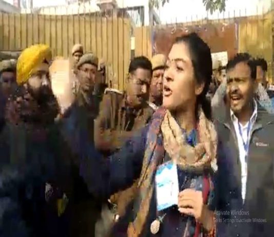 दिल्ली चुनाव में कांग्रेस की प्रत्याशी अलका लांबा ने AAP कार्यकर्ता को जड़ा थप्पड़, जाने किस बात को लेकर हुआ विवाद