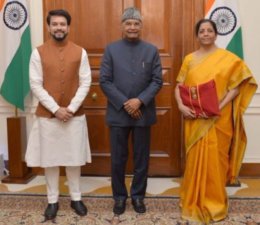 Budget 2020: बजट पेश करने से ठीक पहले राष्ट्रपति के पास पहुंची निर्मला सीतारमन, मौजूद रही बजट की पूरी टीम