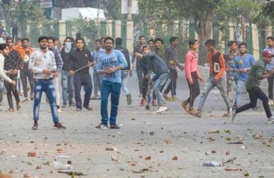 हिंसक भीड़ में घिरे सब इंस्पेक्टर दिनेश, अमन के फरिश्तों ने ये काम करके बचाई जान