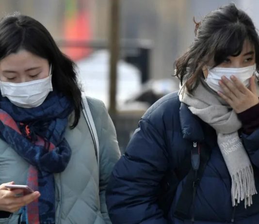 कोरोना वायरस को लेकर लोगों में खौफ- मास्क लगाए महिला को समझा चीनी