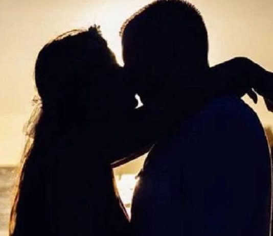 एक कपल ने धार्मिक स्थल पर किया ऐसा काम, सोशल मिडिया पर मचा बवाल