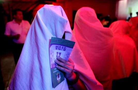 दुनिया का ऐसा देश जहाँ खाने के लिए लड़कियां कर रही ये गंदा काम, जानकर हो जाएंगे हैरान