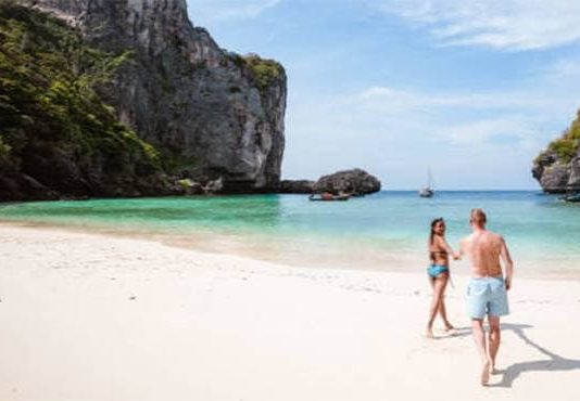 आइलैंड में फैमली बीच पर ये कपल कर रहा था गंदा काम, लोगो ने किया पुलिस के हवाले ने