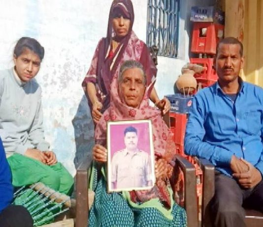 पुलवामा में शहीद जवान के परिवार को नहीं मिली मदद, लाचार परिजन लगा रहे दप्तरों के चक्कर