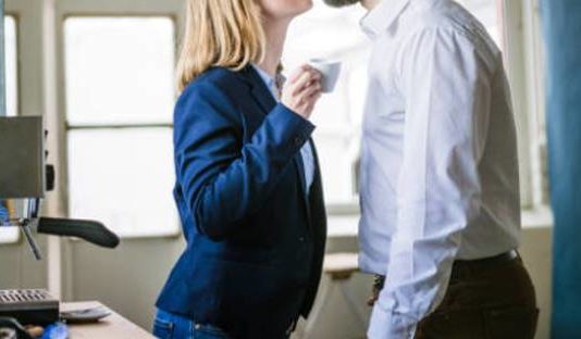 56 साल के बॉस से 26 साल की लड़की से प्यार करना पड़ा भारी, ब्रेकअप के बाद दी धमकी