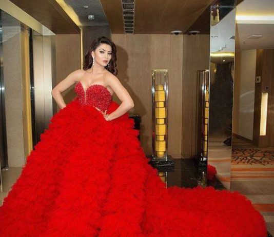 इस एक्टर ने पहने ऐसे कपड़े, 4 कुर्सियों पर बैठी अकेले