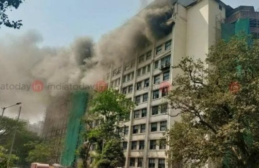 मुंबई के जीएसटी भवन में लगी भयानक आग, आसमान में छा गया काले धुएं का गुबार