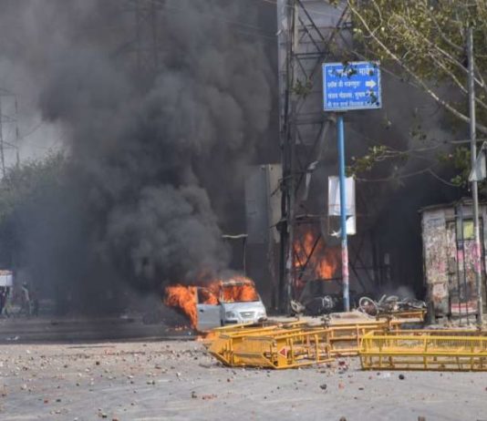 दिल्ली में CAA प्रदर्शनकारियों का फूटा गुस्सा, पथराव के साथ गाड़ियों में लगाई आग