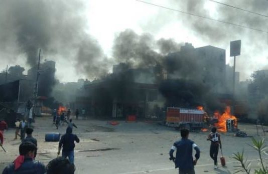 दिल्ली प्रदर्शनकारियो के बीच एक युवक ने की तमंचे से 8 राउंड फायरिंग, इलाके में तनावपूर्ण माहौल