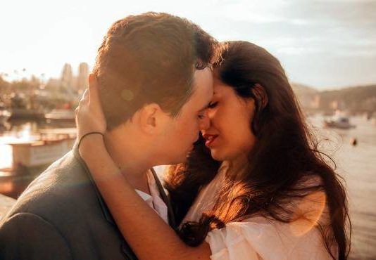 कोरोना वायरस का अब रोमांस पर भी कब्जा, किसिंग सीन पे रोक