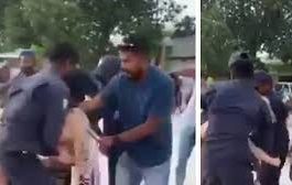 बीच पर घूमने आई ये लड़की, पुलिस वाले ने किया गंदा व्यवहार