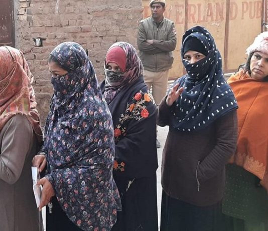 दिल्ली चुनाव में प्रदर्शन करने वाली महिलायें, भारी तादात में कर रही वोटिंग
