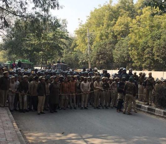 दिल्ली में प्रदर्शनकारी को आगे बढ़ने से रोका, पुलिस ने की सख्त बैरिकेडिंग