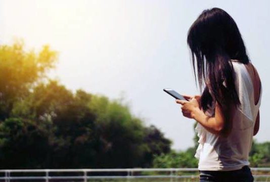 दोस्त से चैट के दौरान की ऐसी गलती, खुल गयी सारी पोल