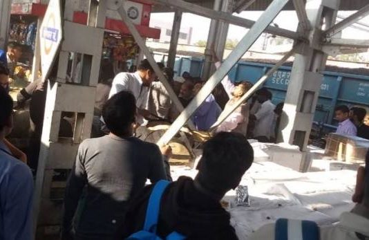 भोपाल रेलवे स्टेशन पर हुआ बड़ा हादसा, ओवरब्रिज गिरने से कई लोग घायल